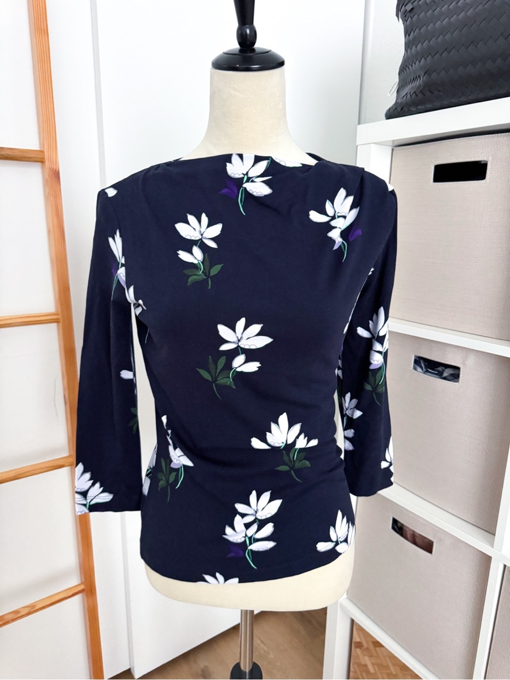 St. John Floral Stretch Knit Bateau Neck Top Navy Blue White 3/4 Sleeve Size P